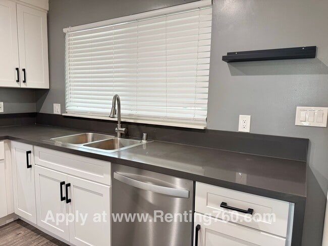 Building Photo - Modern & Updated Home With Solar!