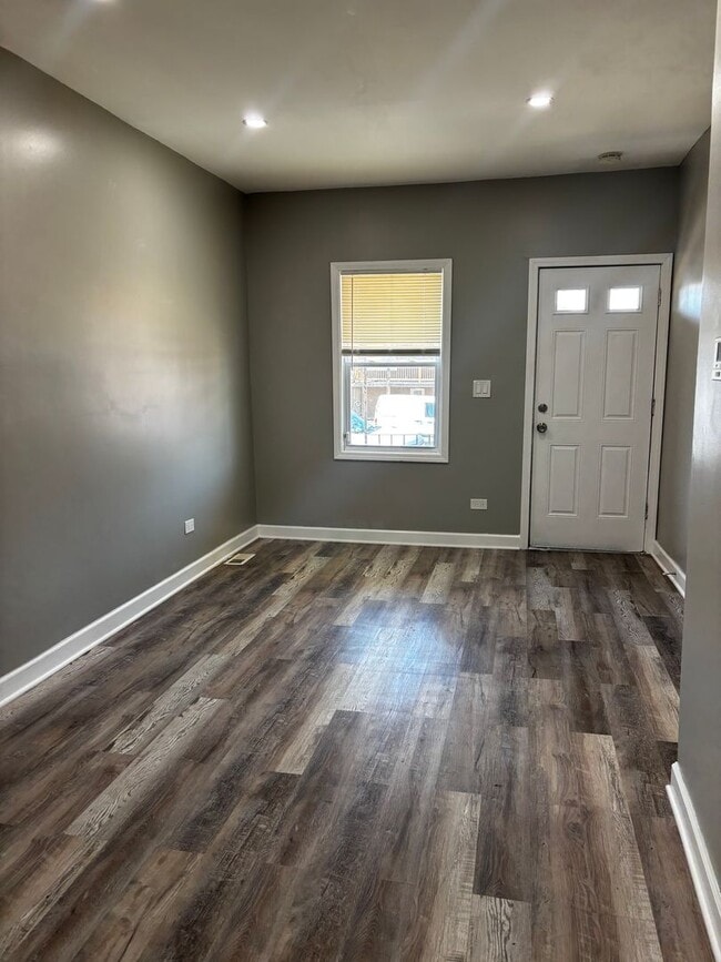 Building Photo - 4 Bedroom Beauty