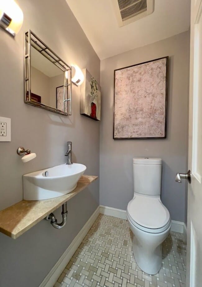 Building Photo - Spacious 2BR/1.5BA Townhouse Available February 15th!!  Great West End Location!!