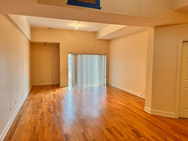 Building Photo - 5758 N California Ave