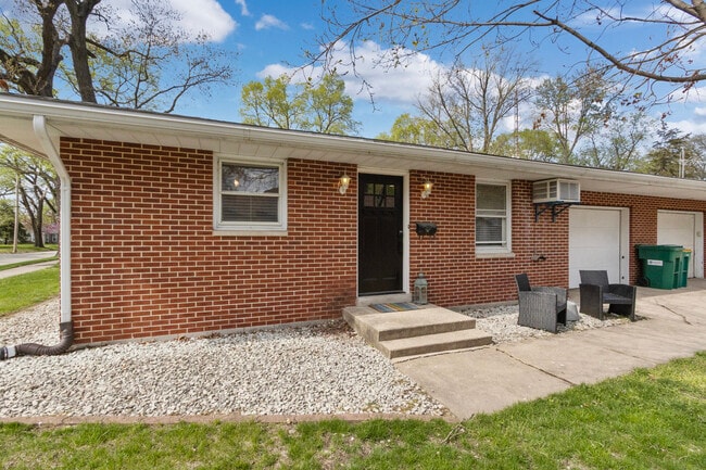 Building Photo - 309 S Joliet St
