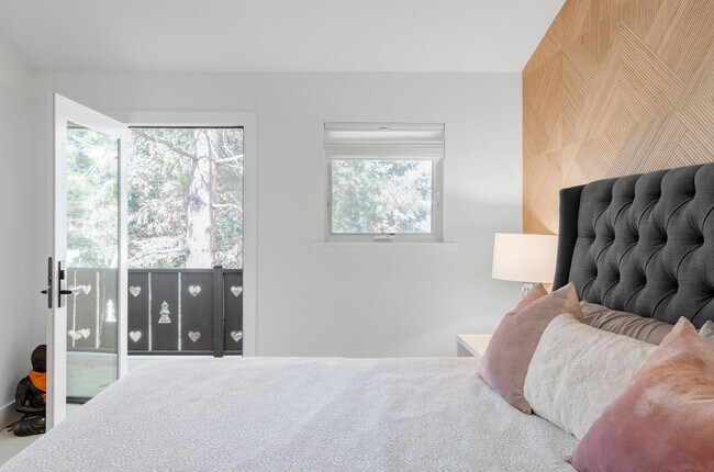 Building Photo - Modern 2 BDR Retreat: Serene Backyard