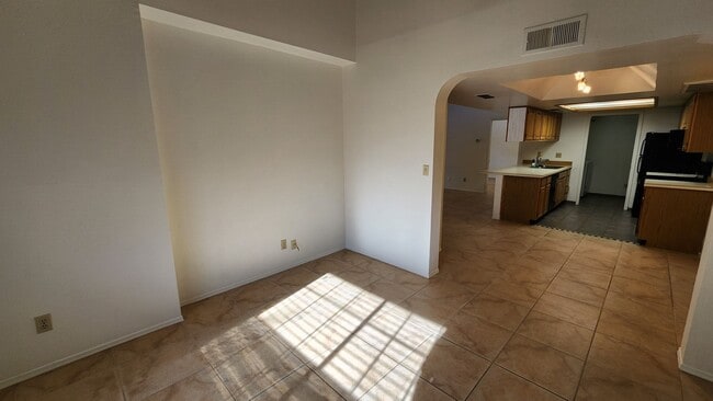 Building Photo - 2 Bedroom Condo Unit in the Amber Hills Co...
