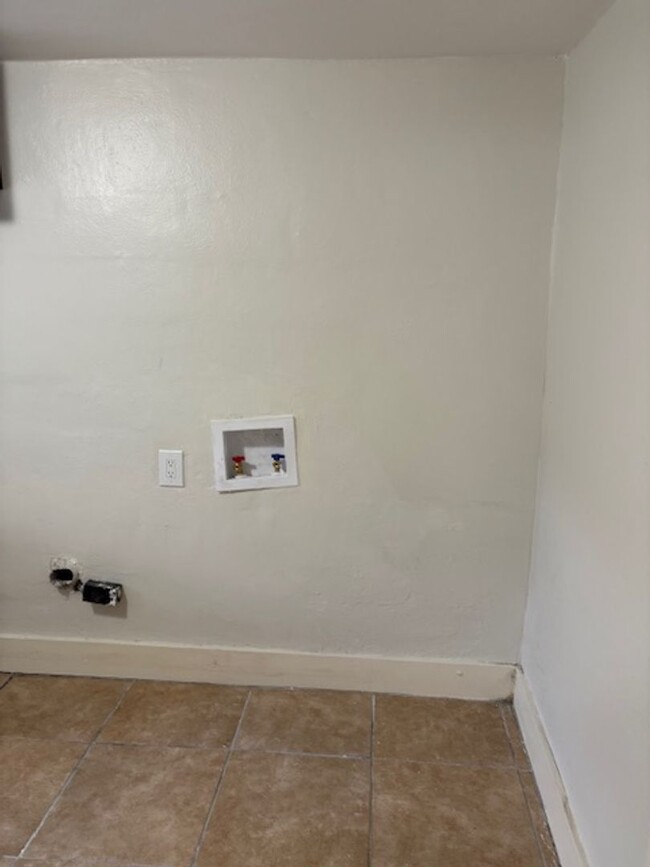 Building Photo - 1420 Marguerite Ave