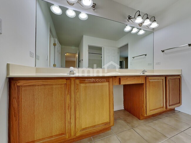 Building Photo - 16438 Fairfield Dr