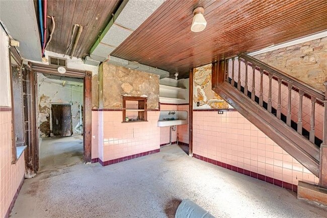 Building Photo - 212 Penn St