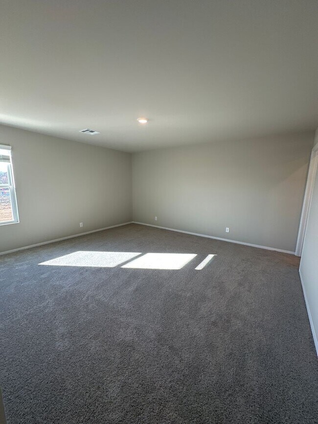 Building Photo - *Pre-leasing* NEWER Three Bedroom | Two Ba...