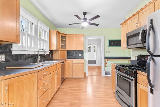 Building Photo - 2580 Whitelaw St