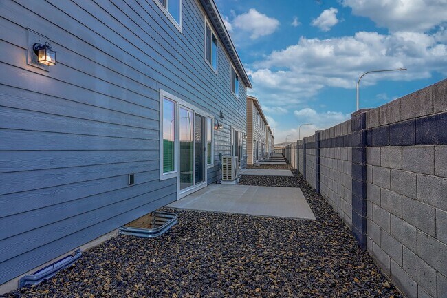 Building Photo - 977 Creer Way