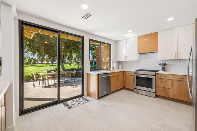 Building Photo - 179 Gran Via