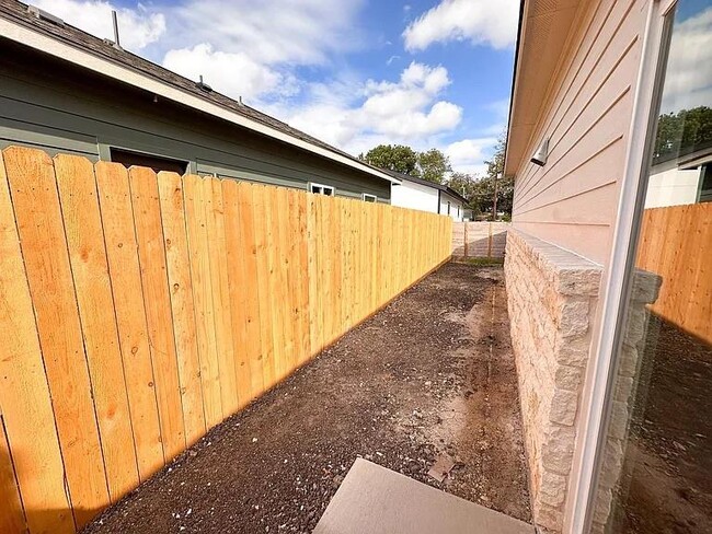 Building Photo - 817 5th