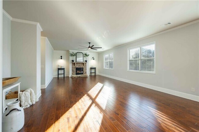 Building Photo - 5875 Chestnut Dr