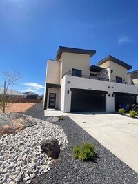 Building Photo - Beautiful 3 Bedroom Townhome Close to Amenities! $200 Off First Full Month's Rent!