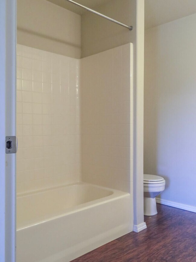 Building Photo - !!!! West Linn Townhome Available 3 Bedroo...