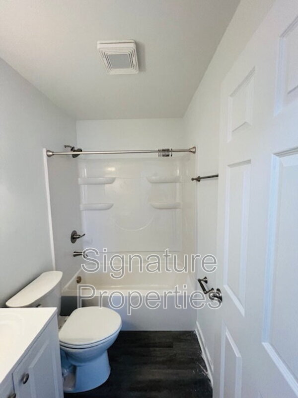 Building Photo - 211 Deerfield Dr