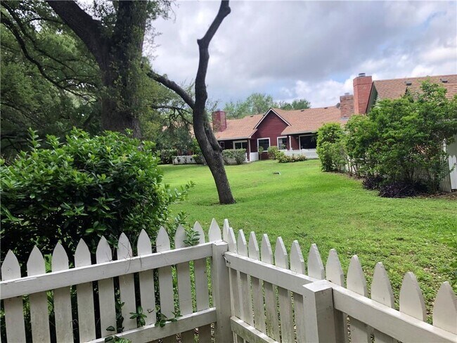 Building Photo - 1601 Faro Dr