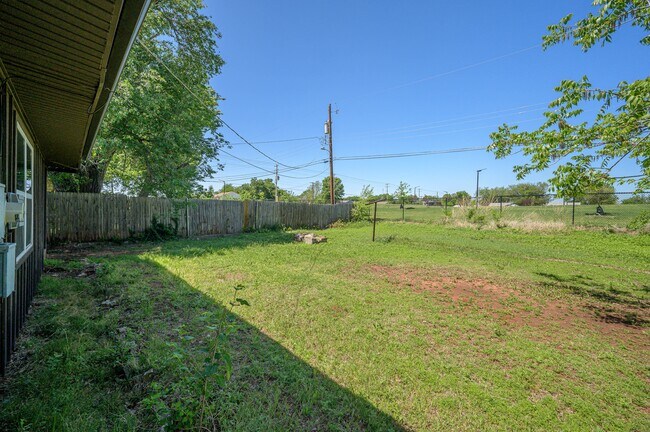 Building Photo - 713 NE 34th Terrace