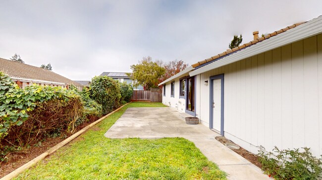 Building Photo - Charming 3BR/2BA Home with Oversized Fenced Yard in Prime Petaluma Location