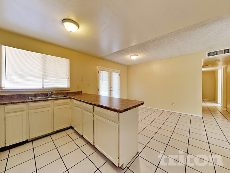 Building Photo - 4302 N 79th Ave