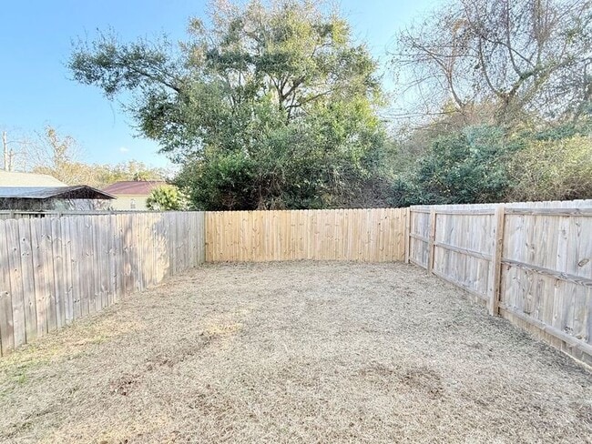 Building Photo - 751 Lloyd Alley