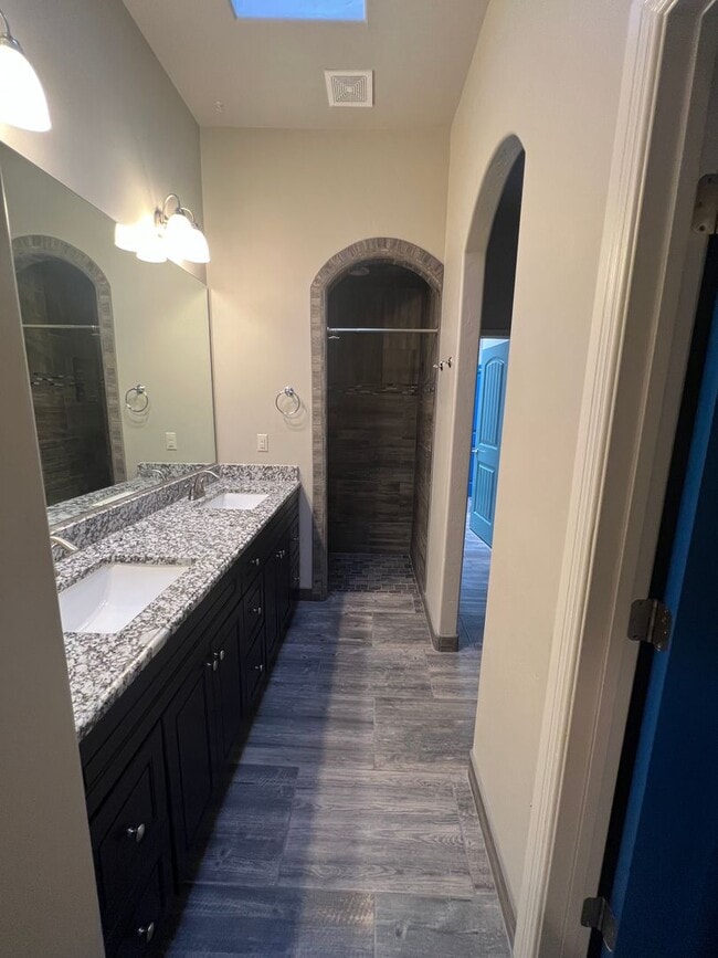Building Photo - Nice Townhome in Gated Community with Pool...