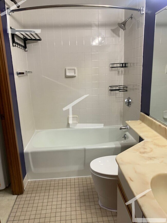 Building Photo - Coolidge Corner 1-Bed with Laundry in Unit...