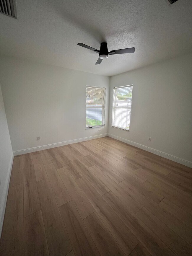 Building Photo - Convenient 3/2/2 PSL Home with Backyard Oa...