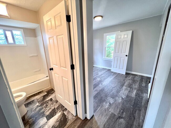 Building Photo - Aliquippa - Stunning 3 Bedroom 1 Bathroom Home