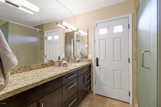 Building Photo - Beautiful 5 bed/4 bath + Den in Desirable Paradise Valley