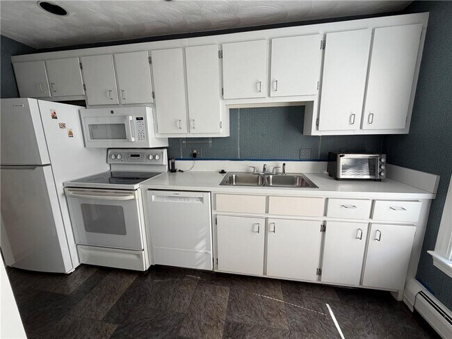Building Photo - 141 Narragansett Ave