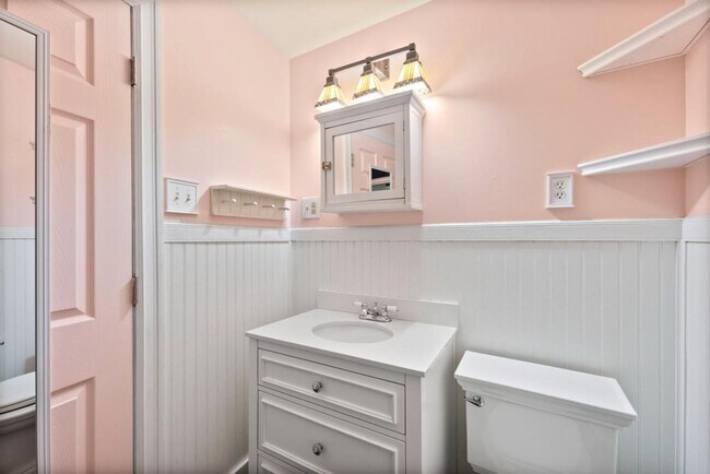 Building Photo - Spacious 3-Bed Tacoma Home w/ Office, A/C,...