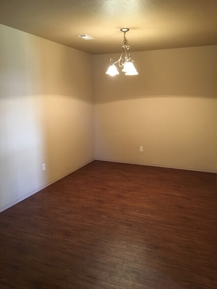 Building Photo - 903 Meadowlands Dr