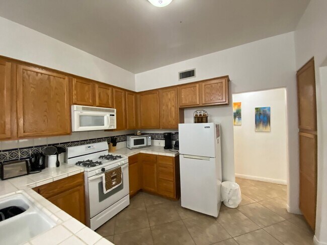 Building Photo - Gated Community of Grand Island in Seven Oaks 2 BD 2 BA Gorgeous House