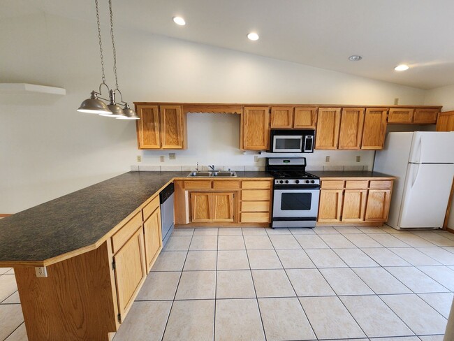 Building Photo - 2100 Hickory Dr