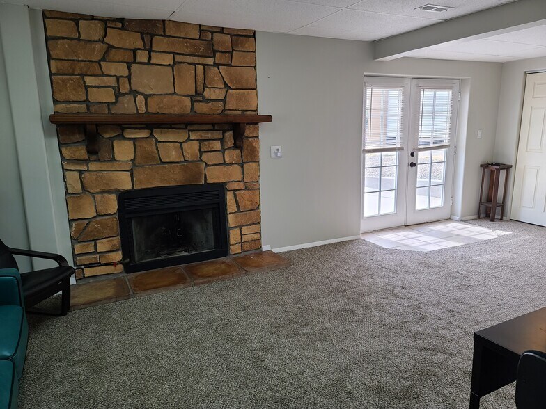 Building Photo - 940 W Red Oaks Dr