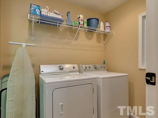 Building Photo - Gorgeous 3 Bedroom Home, Hardwood Floors, ...