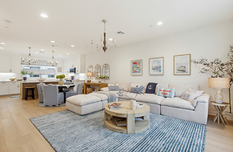 Building Photo - 2528 Delphinium Ln