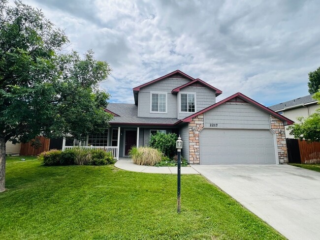 Building Photo - Lovely 4 bedroom (+ 2 living rooms) 2.5 ba...