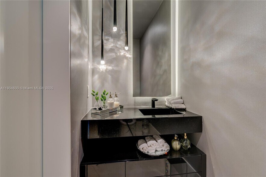 Building Photo - 18555 Collins Ave