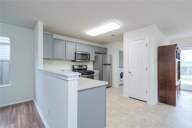 Building Photo - 2735 Fairview Dr