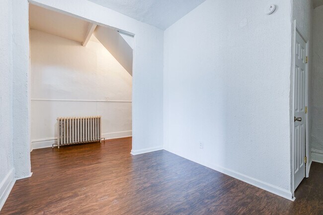 Building Photo - AVAILABLE July 2026 - Huge 5 Bedroom, 2 Bath Home in South Side Slopes w/ Garage Attached!