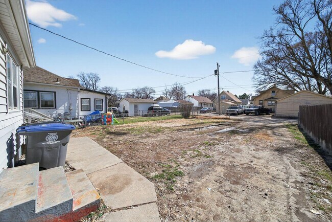 Building Photo - 2117 6th Ave