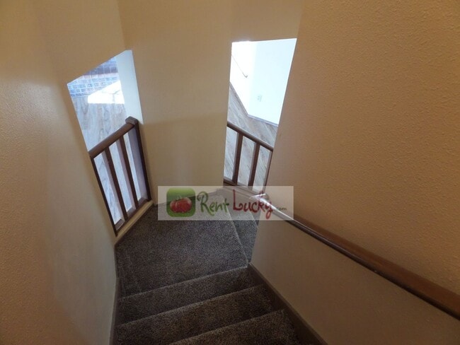 Building Photo - Cute Duplex with Attached Garage in Brown'...
