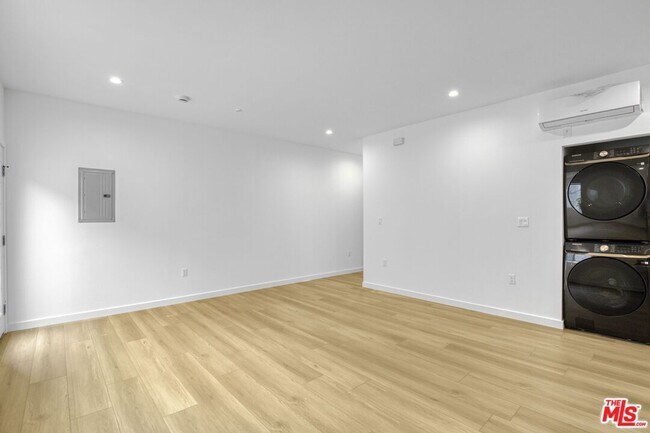 Building Photo - 10826 1/4 Hesby St