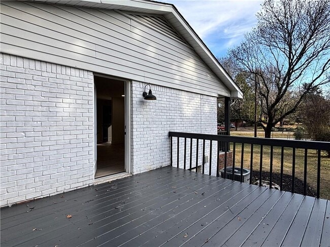 Building Photo - 921 James Ct NW