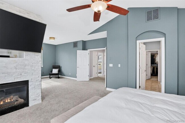 Building Photo - Renovated 2-bed 2.5 bath bright and open townhome located in the heart of Lone Tree!