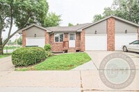 Building Photo - Comfortable 2 Bedroom/ 2 Bathroom/ 2 Car D...