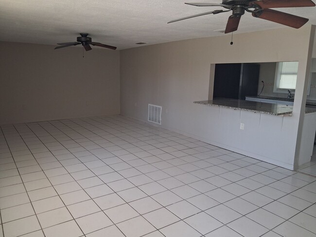 Building Photo - 3 Bedroom 2 bath on a dead end street