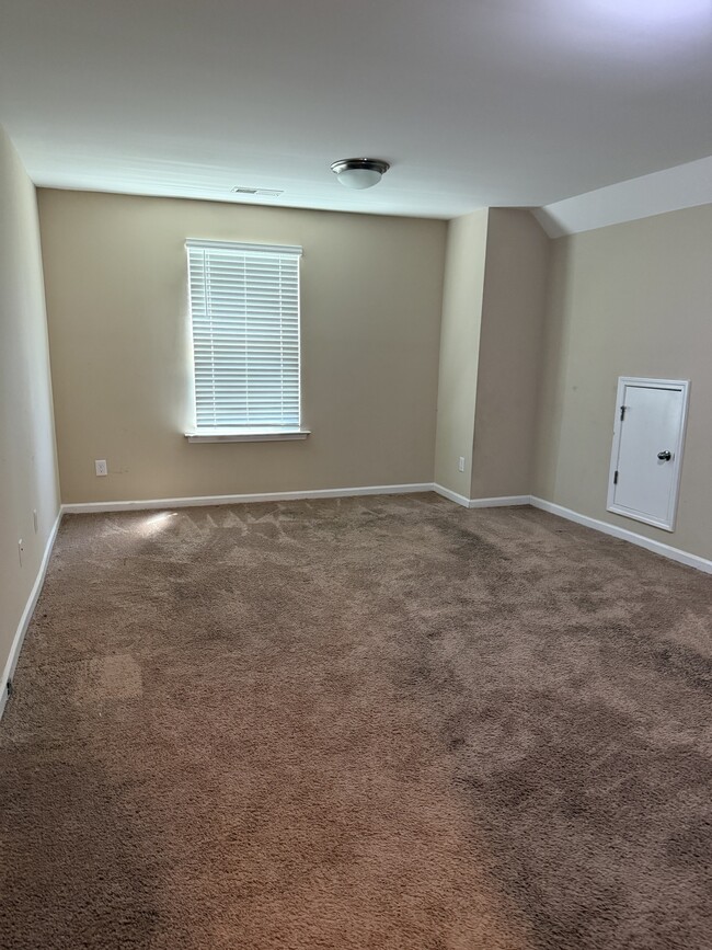 Building Photo - 222 Skyway Dr