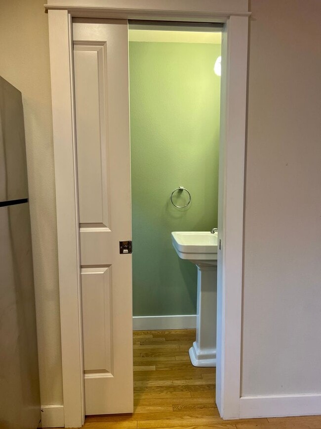 Building Photo - Available 1/1! Cozy townhouse in the Mt Ba...